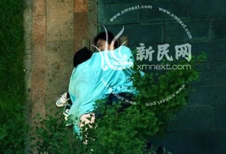 南京一高校公开展览学生情侣激情戏照片组图2