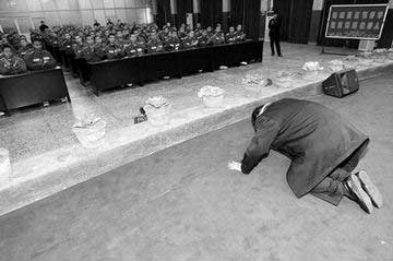 校长捐赠书籍 磕3响头求200少年犯重新做人(图)