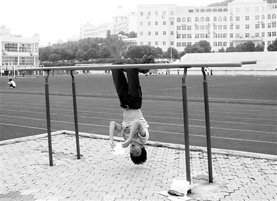 武汉高校现"金钩男" 倒挂双杠狂读英语(图)