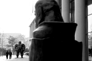 北大校园裸体雕塑与老子雕像相对 引起争议(图)