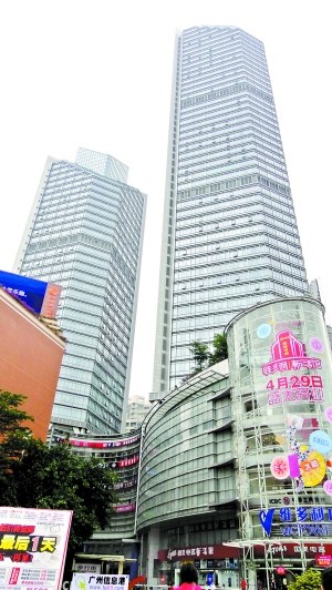 ����д��¥�г���ůͶ�ʿͺϻ�볡�Խ�