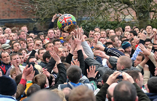 千人抢"皮球"过传统忏悔节