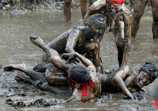 组图:日本民众泥浆中"打滚"祈求丰收