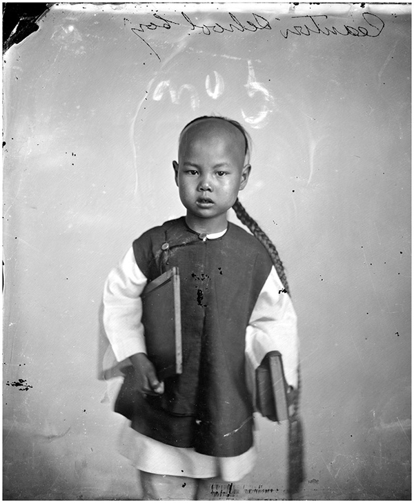 1870年,广州,拿着书本的儿童.