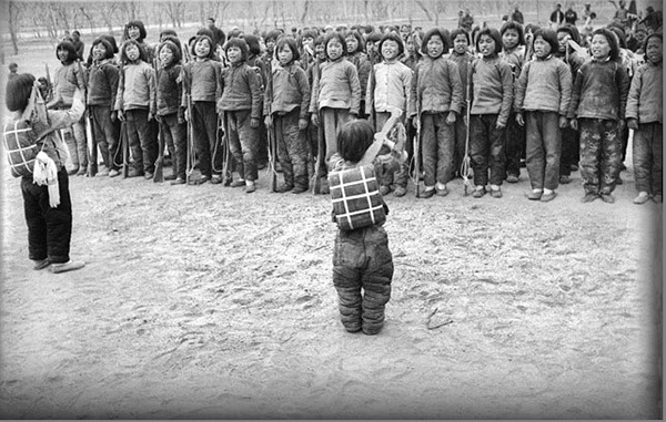 手持木枪,肩背被包的儿童团员们列队高歌.