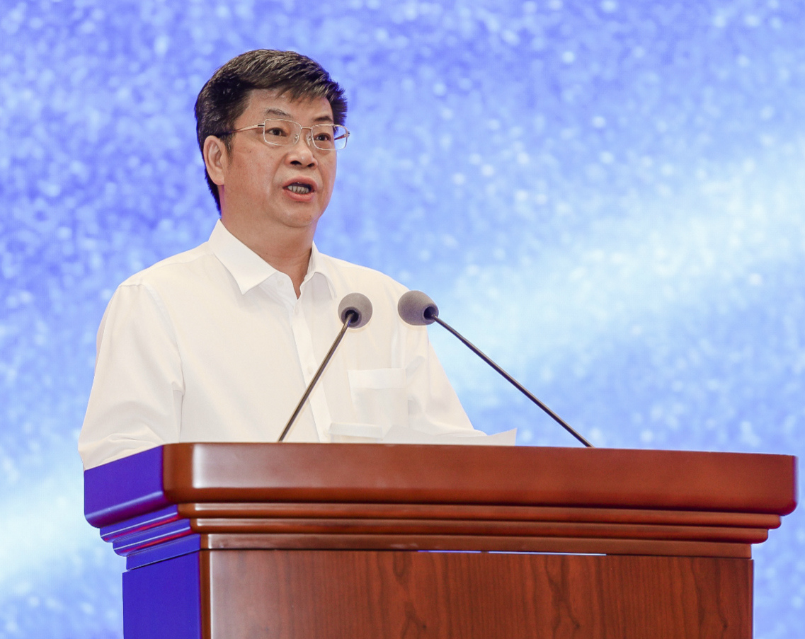 徐文荣在论坛上讲话