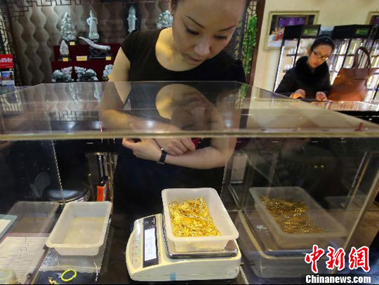 山西“土豪女”买近千克黄金首饰用盒子称