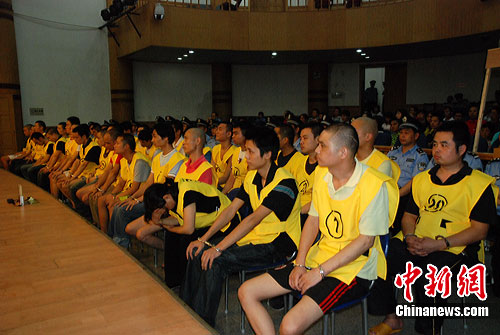 湖南常德陈学军特大涉黑37人犯罪团伙受审(图)