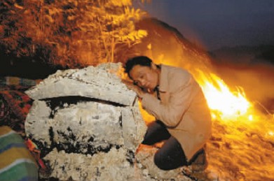 七旬老翁入土难安 下葬一年被撬出棺木丢弃荒野