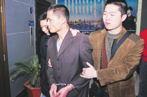 安徽合肥"割喉案"开庭 嫌犯母亲劝儿认罪(图)