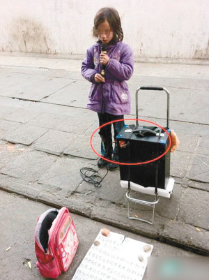 网友称各地乞讨儿童卖唱音箱同款式 疑有黑手操控