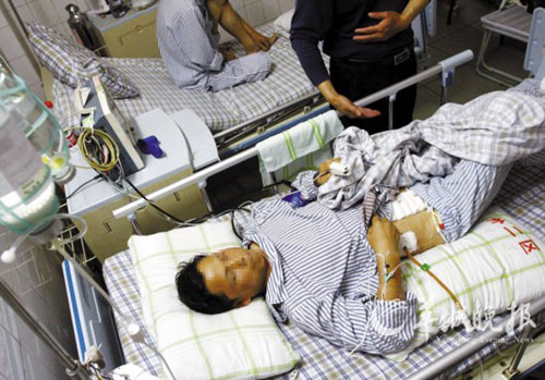 曹先生腹部受伤,当时肠子都流出来 王俊伟 摄