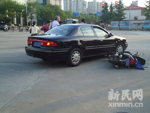 ������֤��ʻĦ�г���ײ��թ���ɶ�·���ӣ�ͼ��