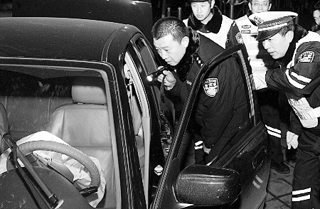 重庆云阳公安局长腰椎间盘突出拄拐杖深夜巡查