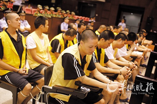 26人涉黑团伙案连审5天 被告染"家族"色彩(图)