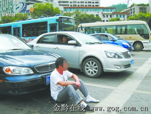 �ڵ�˾������ˣ������������Χ��Ⱥ�ڳ���ͼ��