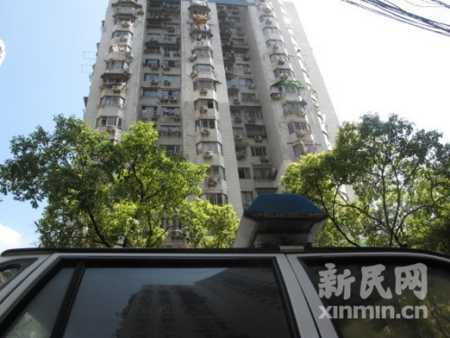 �Ϻ�����һ��լ�ڷ����װ�����Ů�ӱ�������