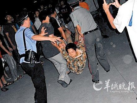 ���ӳֵ���������¥����2��Ů���ֽ���ָ��ͼ��