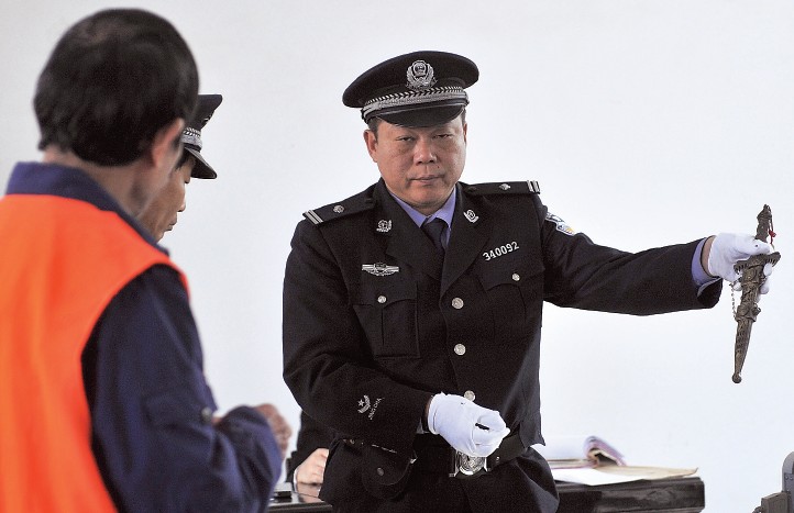 徐凯指认杀死亲生儿子的凶器