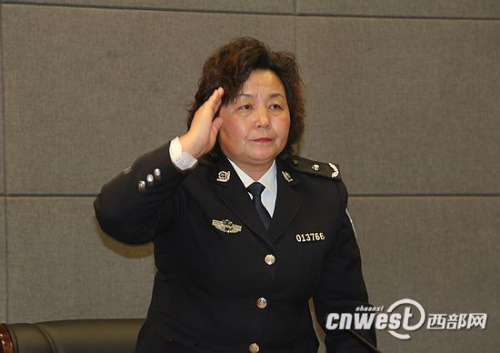 西安市公安局副局长,交警支队支队长王海玲代表西安交警向市民道歉