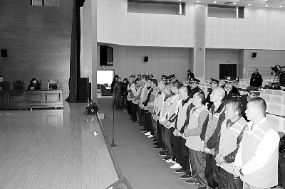 12月9日下午,"西固巷"黑社会团伙20名被告人在兰州市中级人民泛院