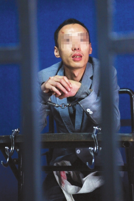 持刀男4天连抢3车遇车祸落网 称偷车因一时冲动