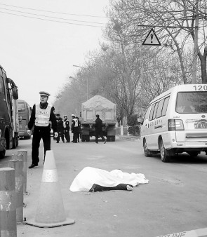 陕西一货车闯超限检测站将治超员碾轧致死(图)