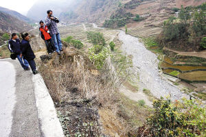 云南官员驾公车上坟坠亡法院判政府赔偿34万(图)