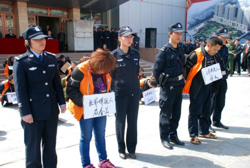 河南项城警方将51名嫌犯捆绑示众引争议(图)(2)