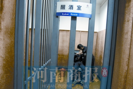 新闻中心 法治新闻        "醒酒室"隔壁是"候审室",四周约2米高的