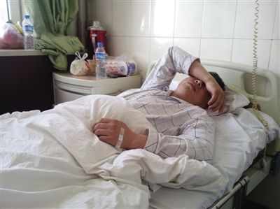 奔驰车主不满夏利司机挡道叫人将其打成脑震荡