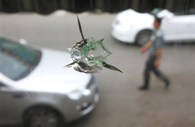 醉汉持刀砍伤餐厅老板遭围堵同伴持枪状物射击