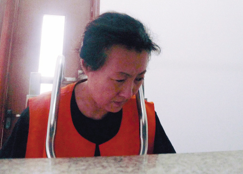 ��ѮŮ�Ӽ�ð����Ա����ͬ��20���˱�ƭ20����