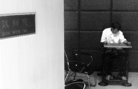 Ů��ѧ����ڨİ������ǿ���¶Է���ǹ���ҷ���