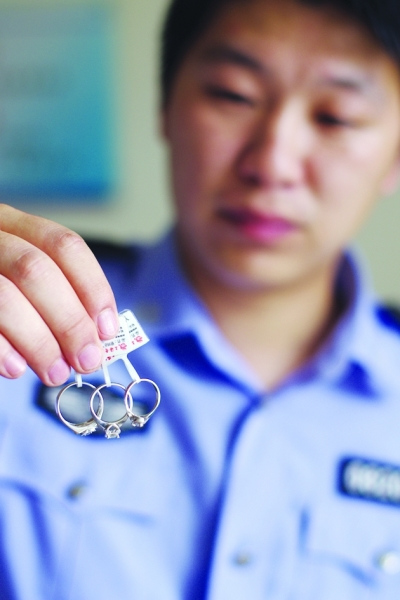 酒店经理为给女友过生日跑外地抢金店被抓(图)