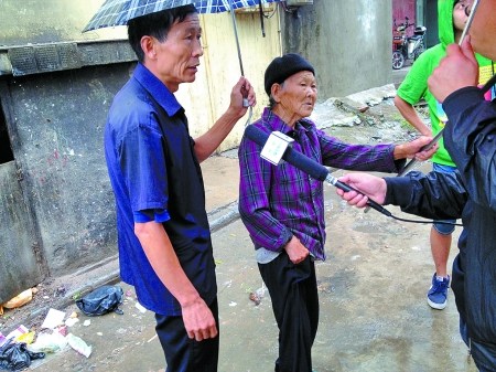 九旬拾荒老太被人摁倒抢1800元本打算回家养老