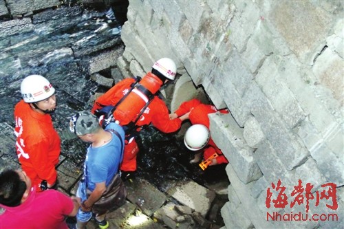 偷车贼学“蝙蝠侠”钻进下水道躲避抓捕(图)