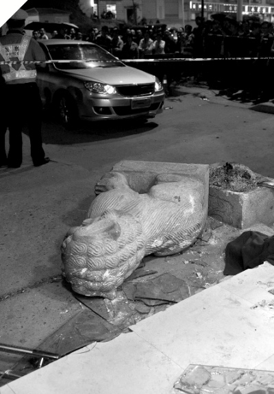 ���ƽγ�ײ��ʯʨ8��Ů����ѹ������������ͼ��