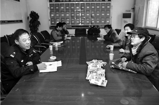 ���Ӱ�ҹ������Ϻ�18������Ѱ��Ŀ��֤�ˣ�ͼ��