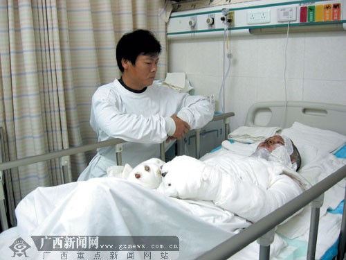 男子因婚姻起纠葛当街烧伤妻子 称初衷只是吓唬