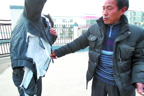 郑州30余民工讨薪遭百人群殴对方称未欠薪(图)