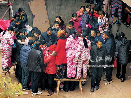 男子开露天赌场日进数万 民警查抄被误认赌徒砸场