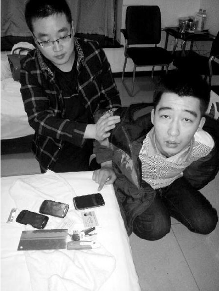 女孩应约来酒店与男友相会被逼脱光拍裸照(图)