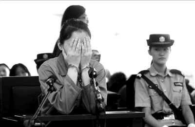 继母虐待女童用擀面杖打拿开水烫庭审时痛哭