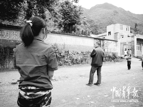 女中学生被铐游街调查:接受采访时警察跟着