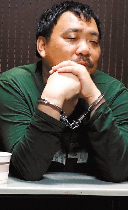 官员潜逃期间饭店当学徒民警吃遍百余餐馆找到