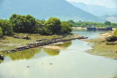 采砂船昼伏夜出“躲猫猫”非法采砂屡禁不止(图)