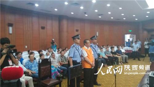 杨达才在宣判现场站立听宣判决定(图)