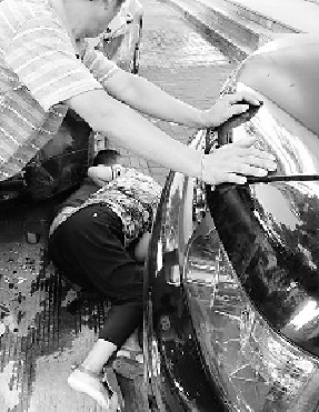 Ů˾����·����ײ��������59�갢��Ϊ����ͯ����