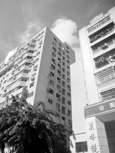 丈夫工地摔倒致截瘫妻子欲跳楼讨要说法